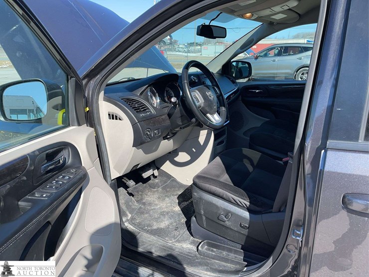 2017-dodge-grand-caravan-sxt-image-11