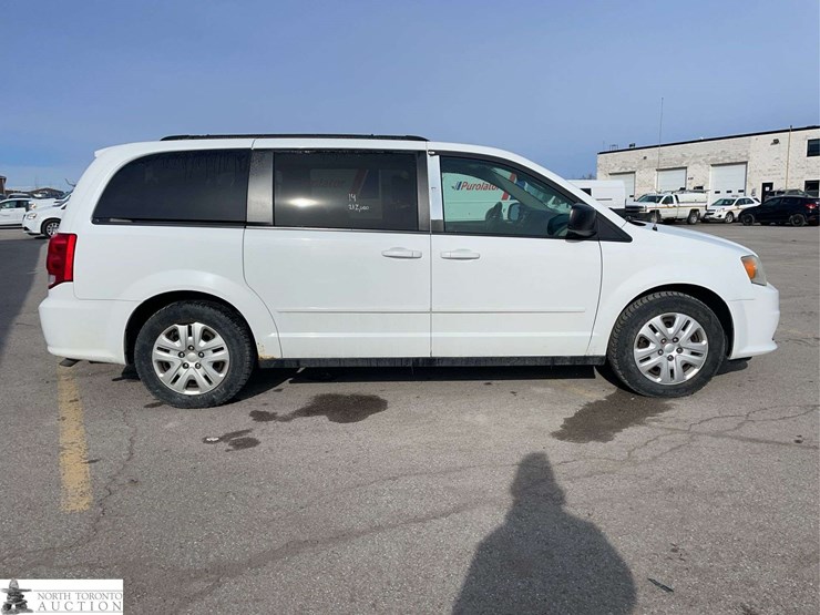 2014-dodge-grand-caravan-sxt-image-4