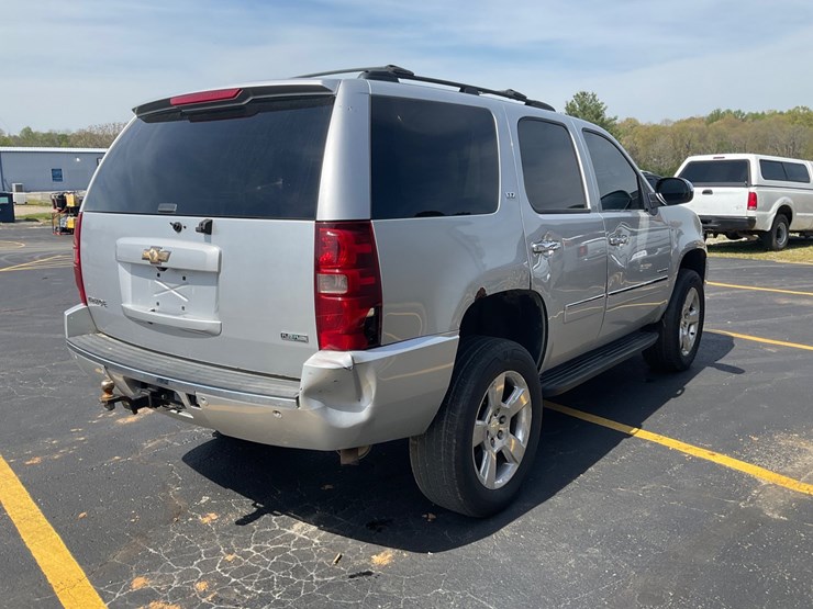 2011-chevrolet-tahoe-image-8