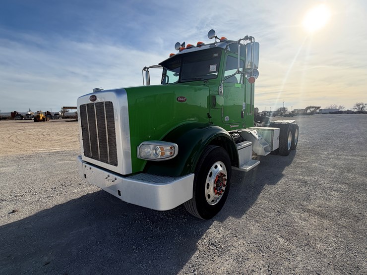 2021-peterbilt-367-image-1