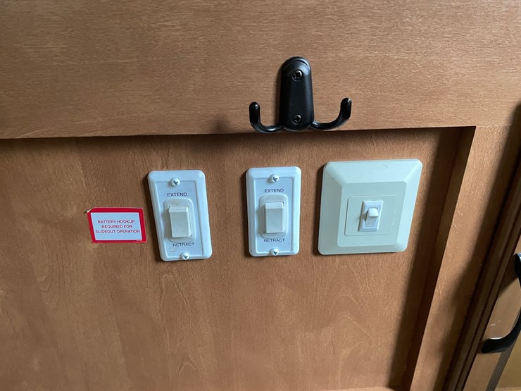 #201-•-2014-palomino-puma-253-fbs-27'-fifth-wheel-camper-(has-wi-title)-image-94