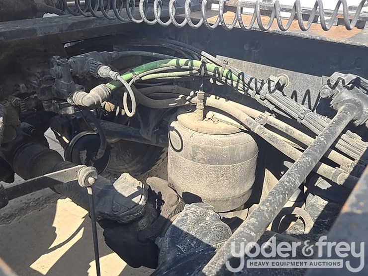 2014-freightliner-cascadia-113-image-46