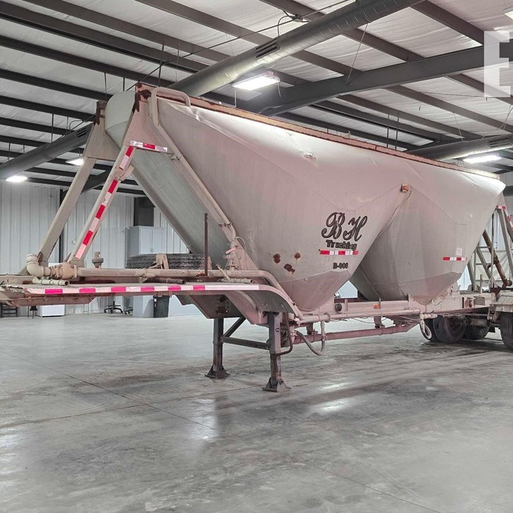 40 FOOT PNEUMATIC TANK TRAILER