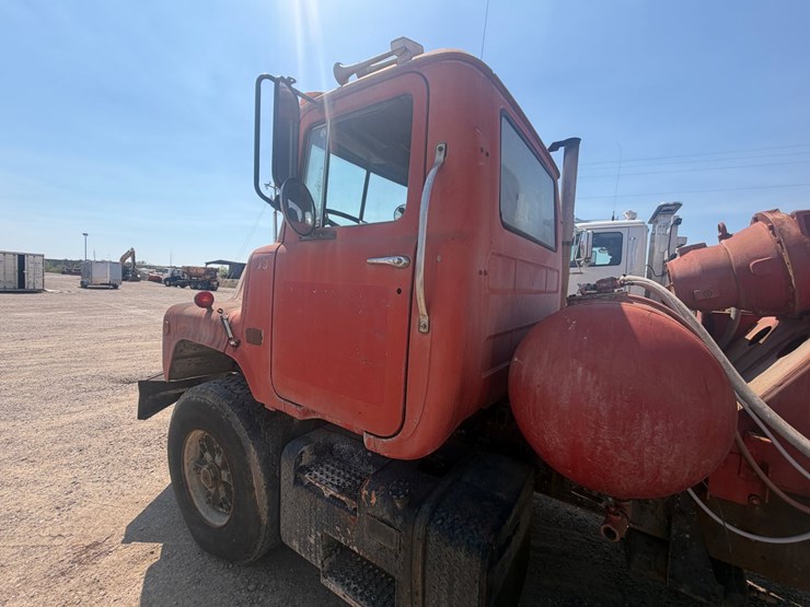 #31932-•-1986-mack-dm6-tandem-axle-concrete-truck-image-13