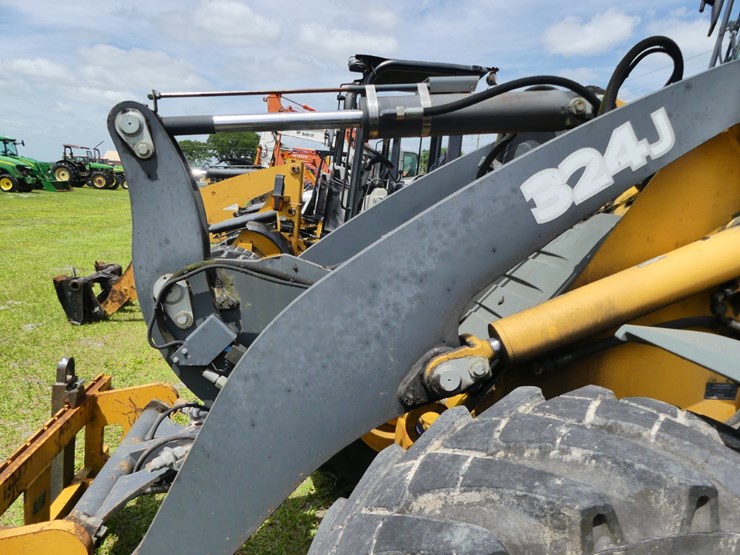 2014-deere-324j-image-7