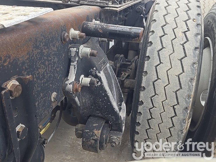 2011-freightliner-cascadia-125-image-21