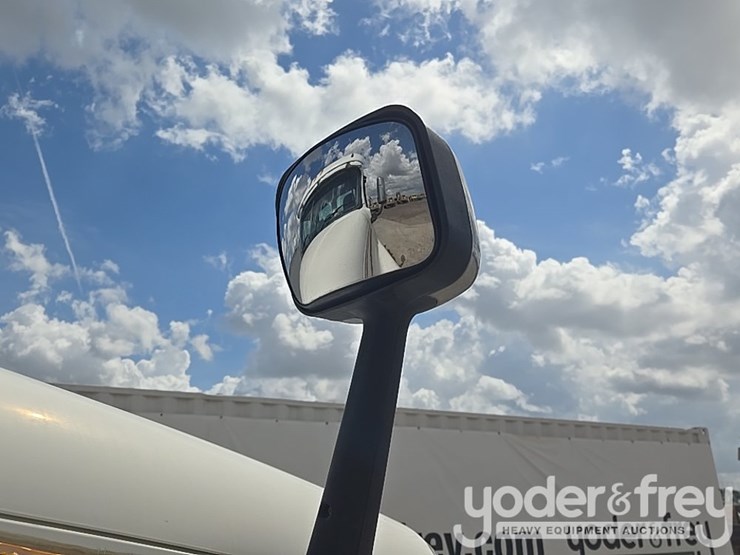 2011-freightliner-cascadia-125-image-73