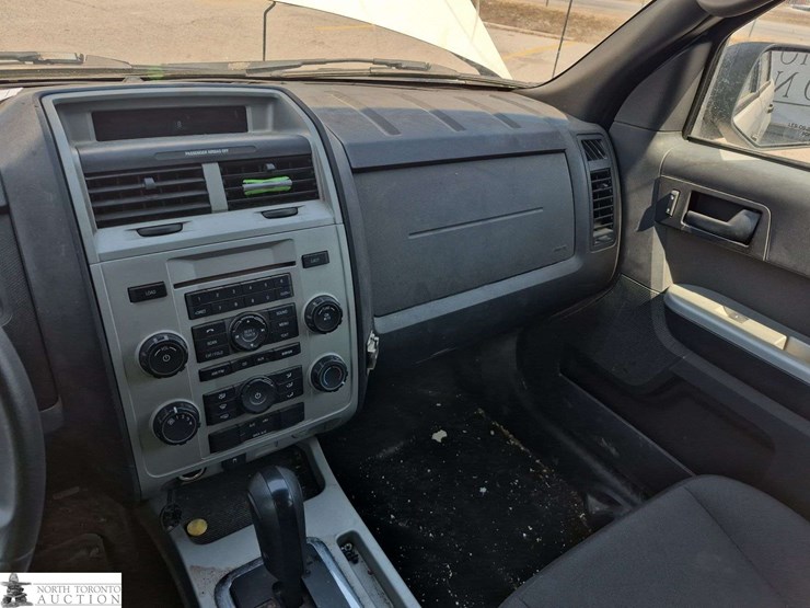 2010-ford-escape-image-13