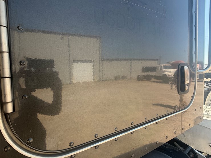 2009-peterbilt-367-image-35