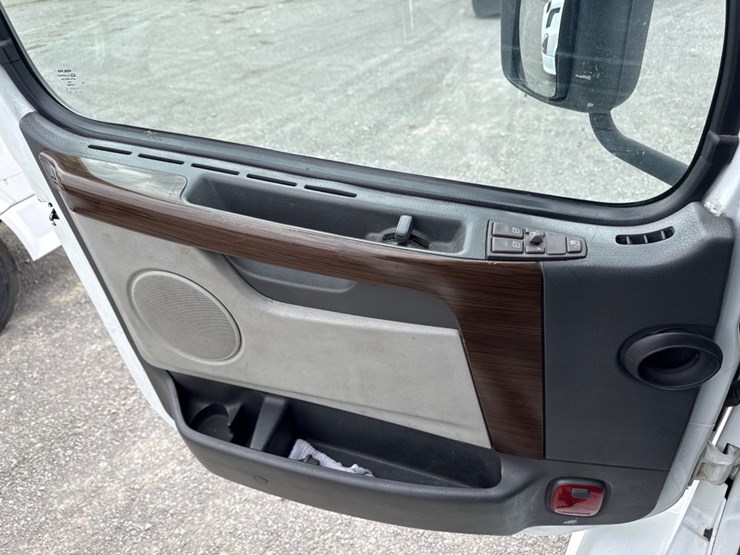 #31952-•-2010-volvo-vnl-tandem-axle-truck-tractor-image-10