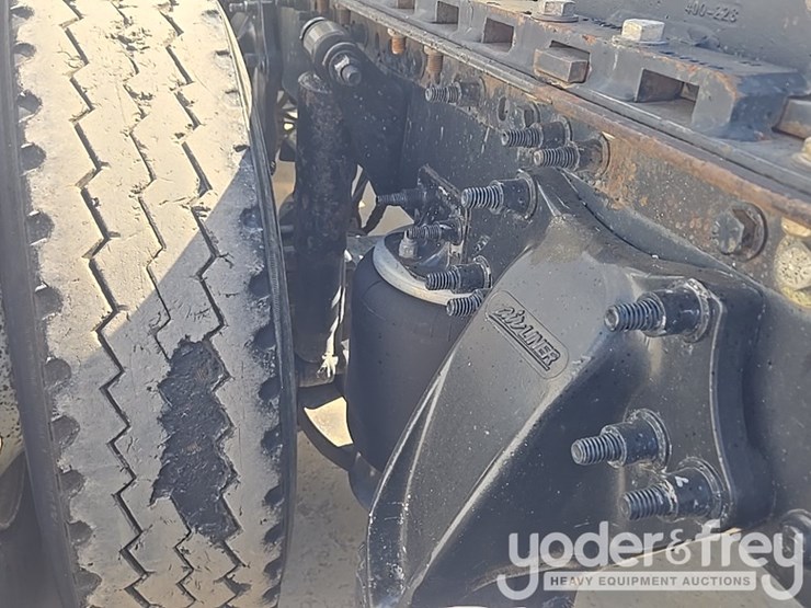 2014-freightliner-cascadia-113-image-24