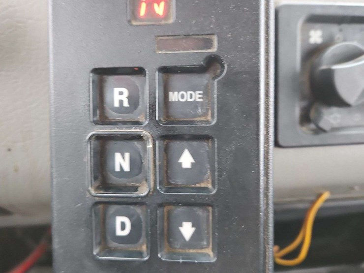 2004-freightliner-fl80-image-34