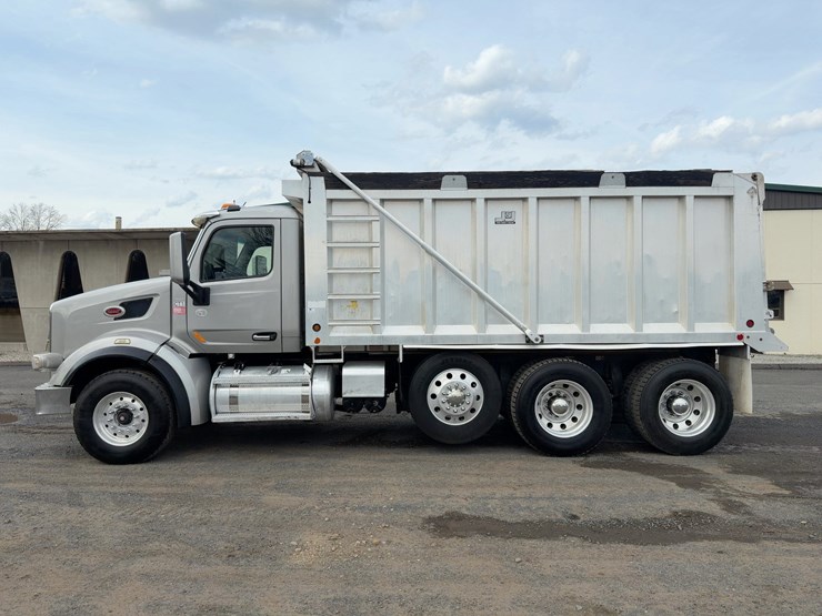 2015-peterbilt-567-image-2