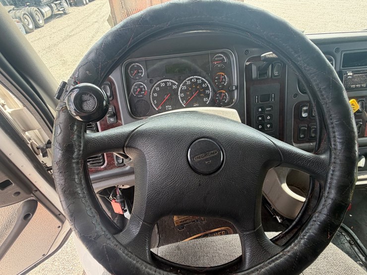 2020-freightliner-m2-106-image-32