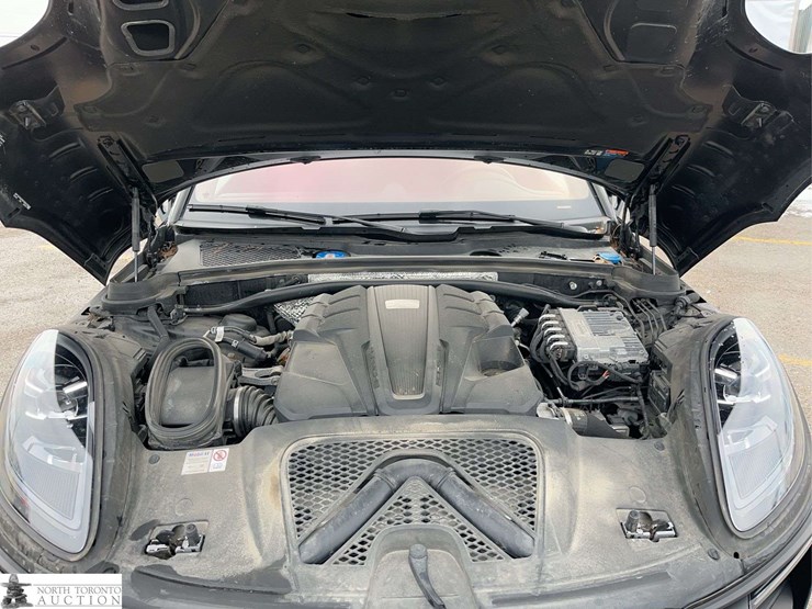 2024-porsch-macan-gts-image-10