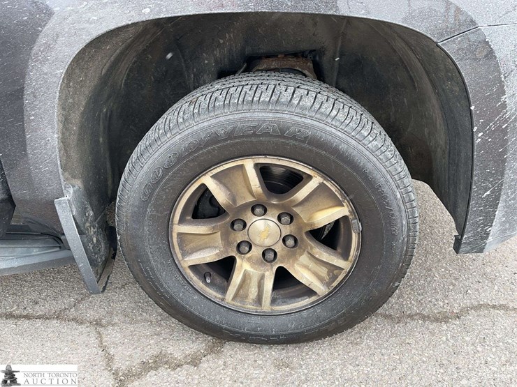 2017-chevrolet-tahoe-image-24