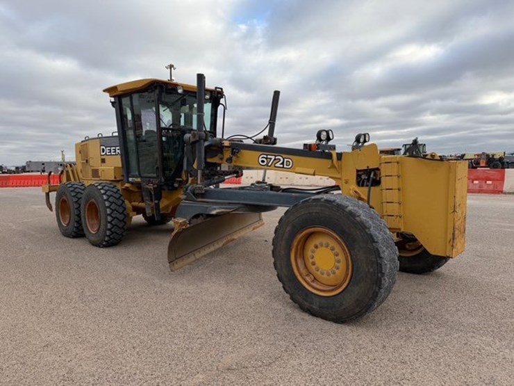 2005-deere-672d-image-3