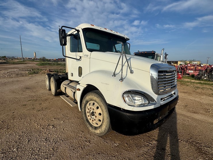 2005-freightliner-columbia-120-image-4