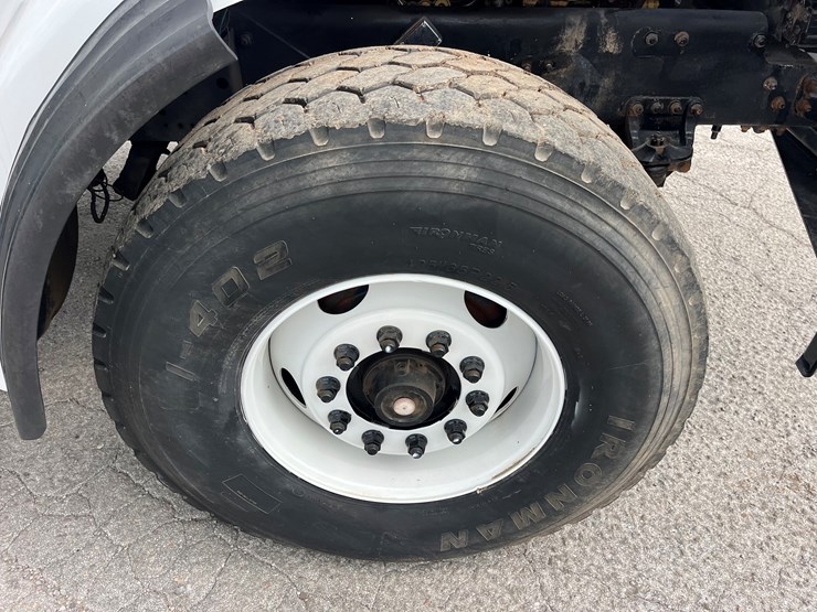 2005-sterling-lt9500-image-11