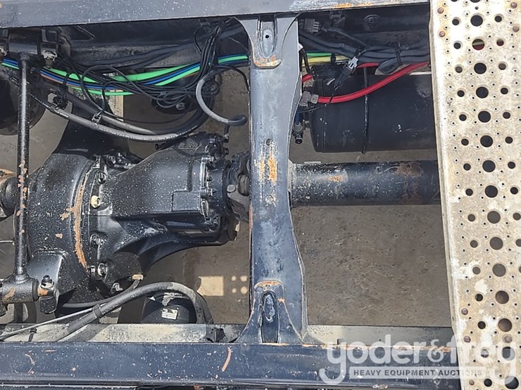 2012-freightliner-cascadia-125-image-33