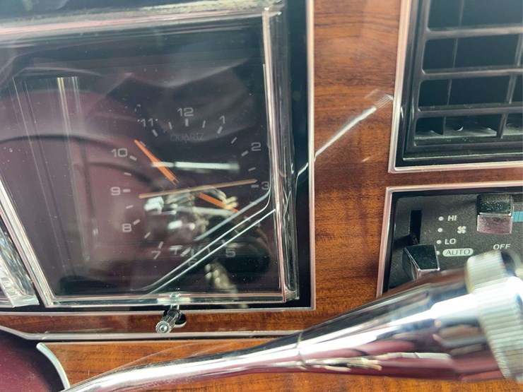 1989-lincoln-town-car-image-56