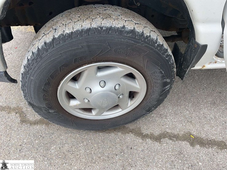 2010-ford-cargo-image-23