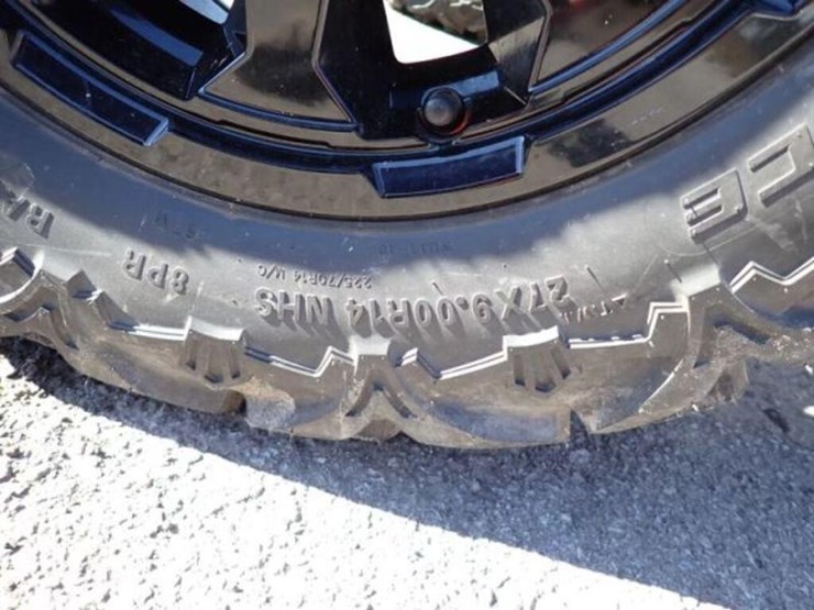 2022-can-am-defender-limited-hd10-4x4-side-by-side-image-32