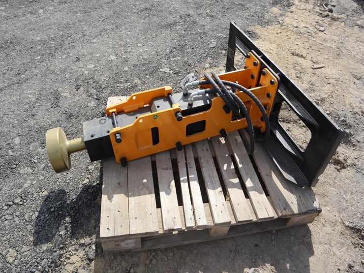 future-skid-steer-post-driver-image-4