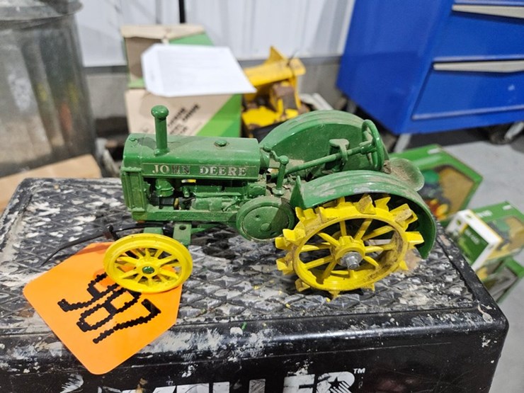 #987-•-john-deere-model-b-1/16-die-cast-toy-tractor-image-2