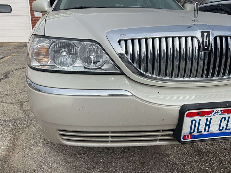 2005-lincoln-town-car-image-9