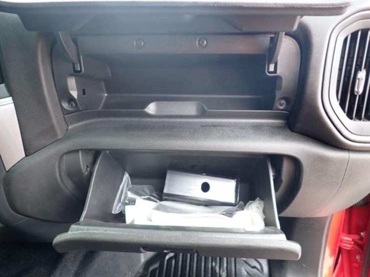 2022-chevrolet-2500hd-image-40