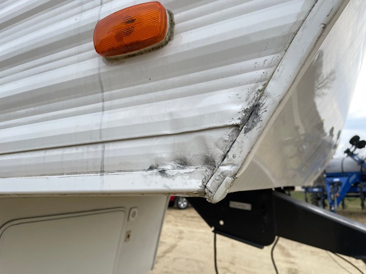 #201-•-2014-palomino-puma-253-fbs-27'-fifth-wheel-camper-(has-wi-title)-image-15