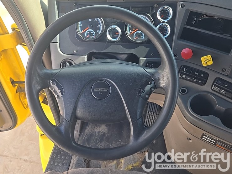 2014-freightliner-cascadia-113-image-105