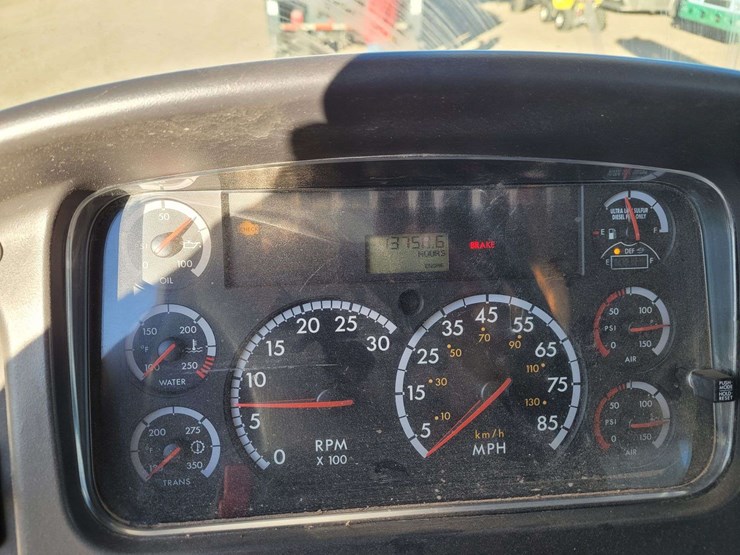 2014-freightliner-m2-106-image-26