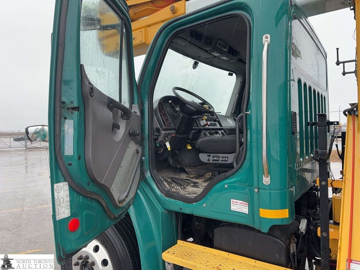 2011-freightliner-m2-106-image-23