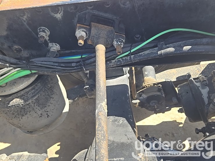 2011-freightliner-cascadia-125-image-23