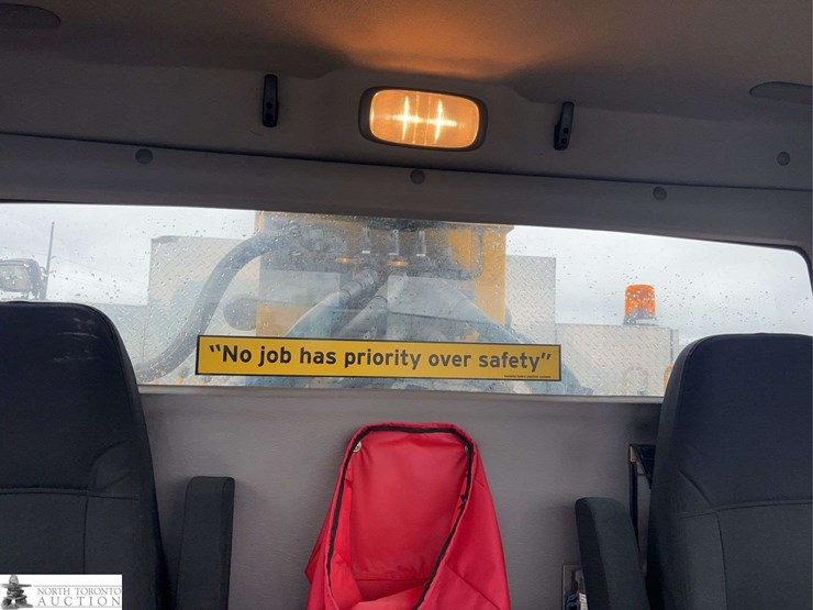 2012-freightliner-m2-106-image-38