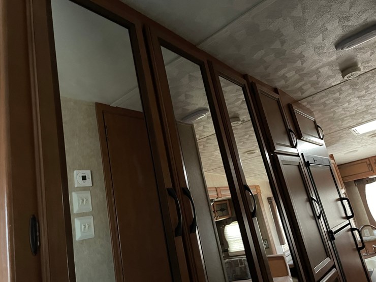 #201-•-2014-palomino-puma-253-fbs-27'-fifth-wheel-camper-(has-wi-title)-image-73