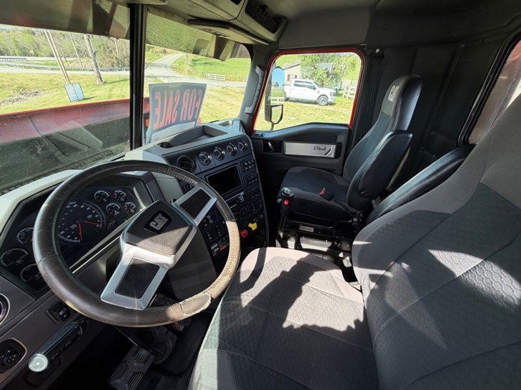 #31771-•-2015-caterpillar-tandem-axle-truck-tractor-image-16