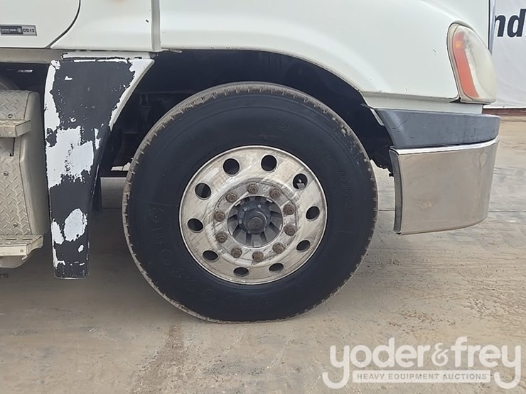 2011-freightliner-cascadia-125-image-16