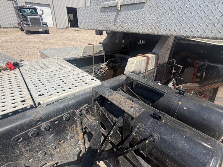 2016-western-star-4700-image-18