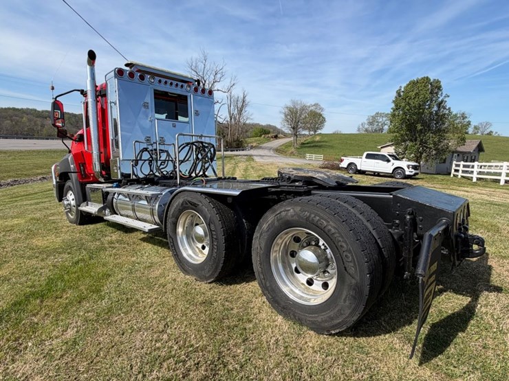 #31771-•-2015-caterpillar-tandem-axle-truck-tractor-image-7