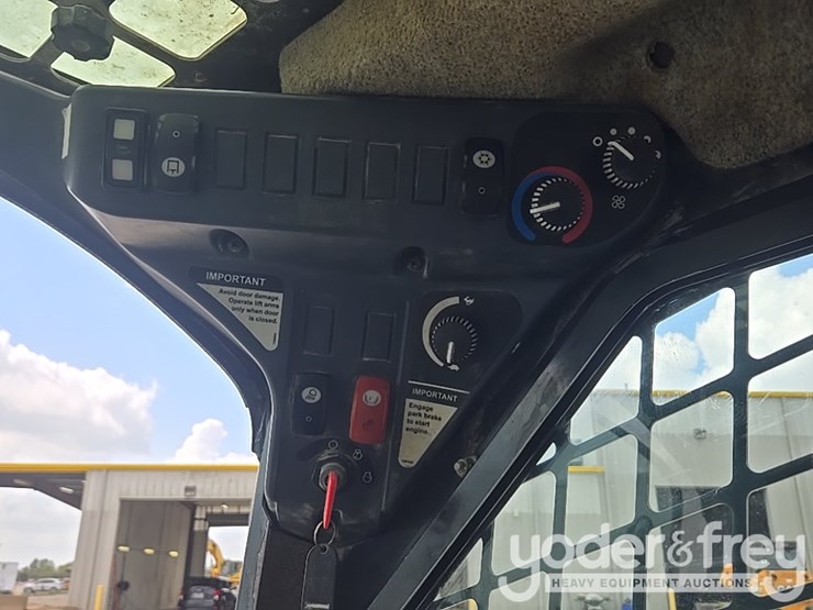 2011-deere-328d-image-44