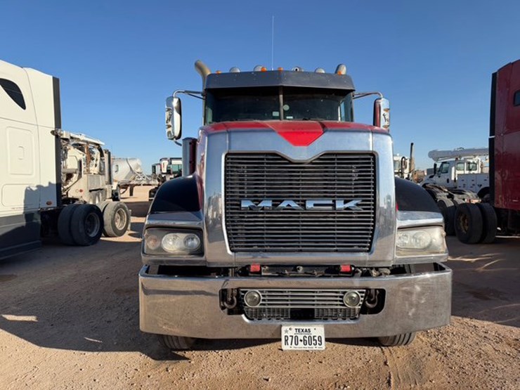 2010-mack-titan-image-2