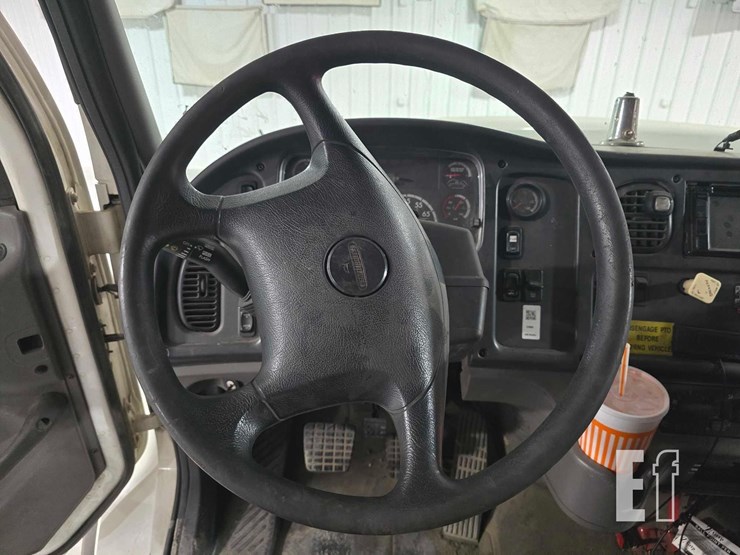 2012-freightliner-m2-106-image-20