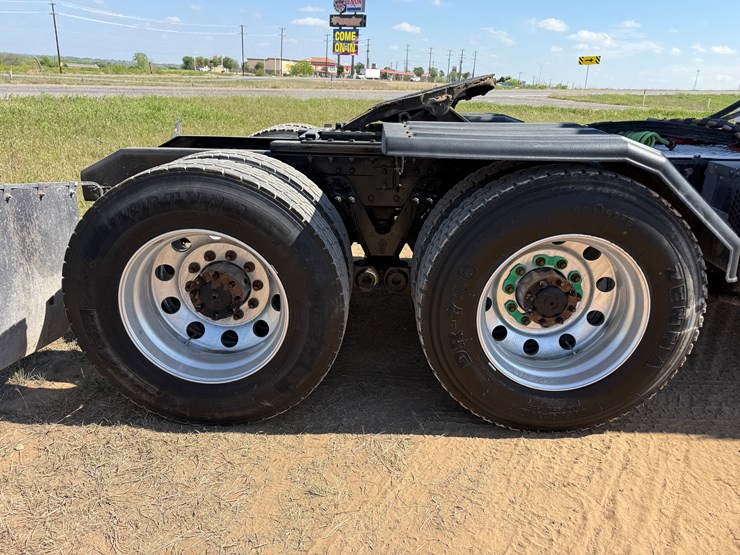 2016-kenworth-t880-image-13