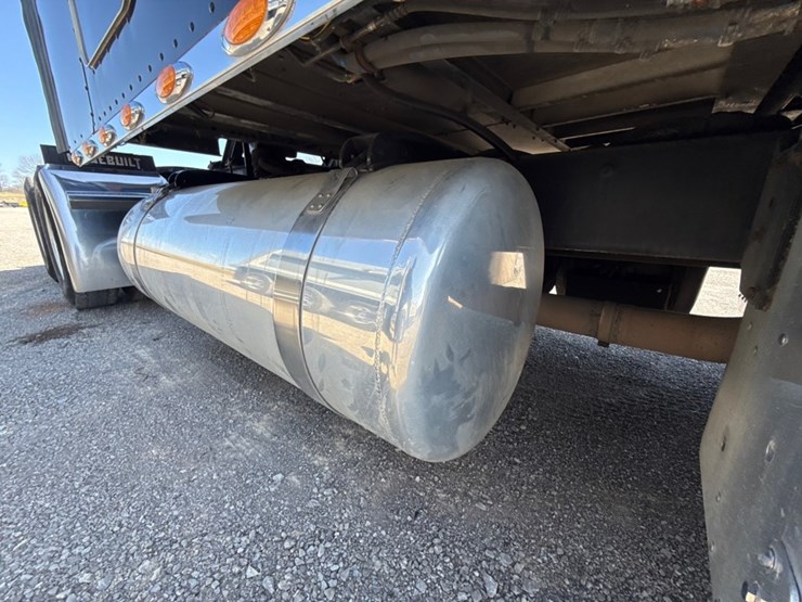 2018-peterbilt-579-image-15