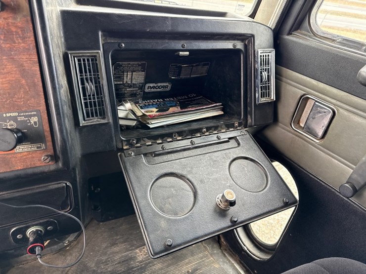 1990-peterbilt-357-image-35