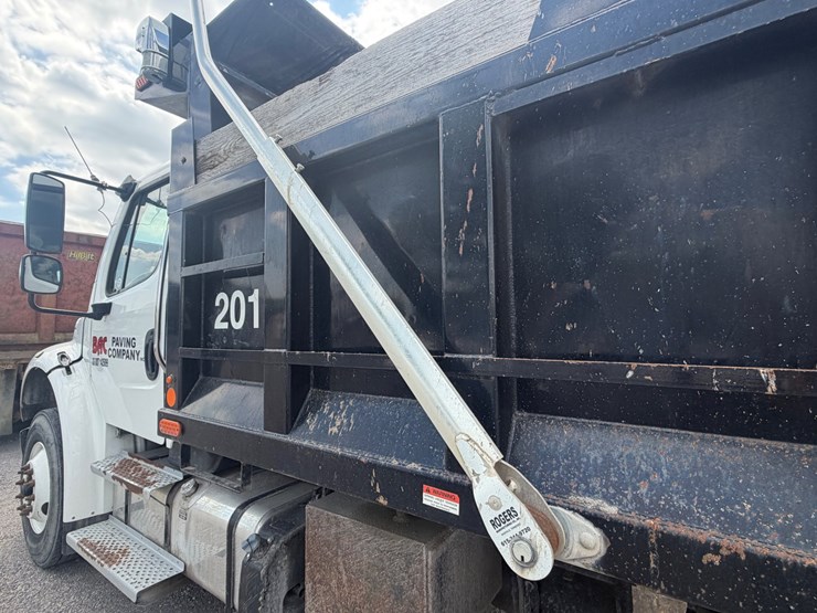 2020-freightliner-m2-106-image-10