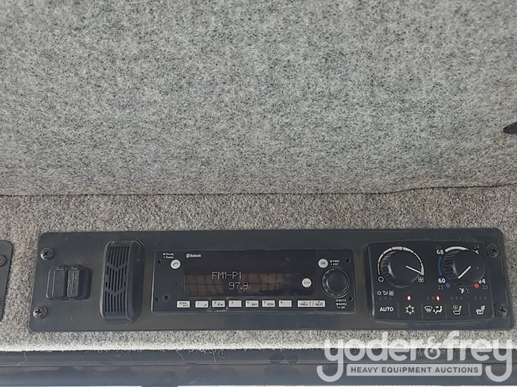 2022-deere-260e-image-128